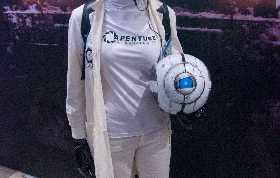 Косплей персонажа из игры Portal, фокус на роботах