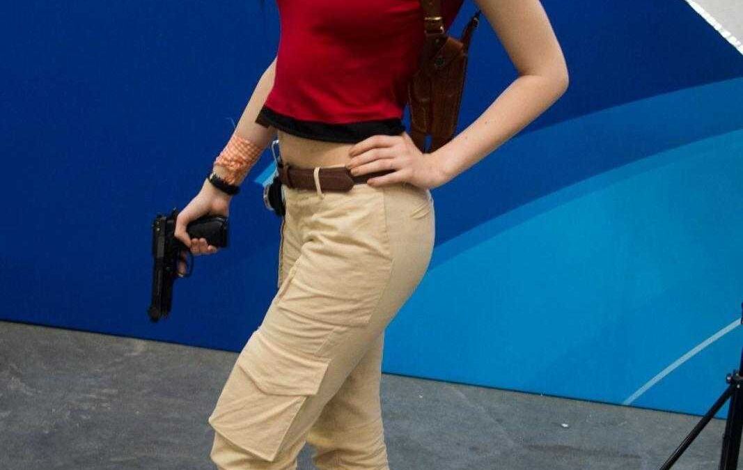 Косплей персонажа с оружием в игровом стиле на ИгроМир 2017