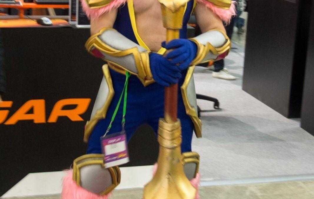 Мужчина в костюме косплея на ИгроМир 2017 с мечом в руках