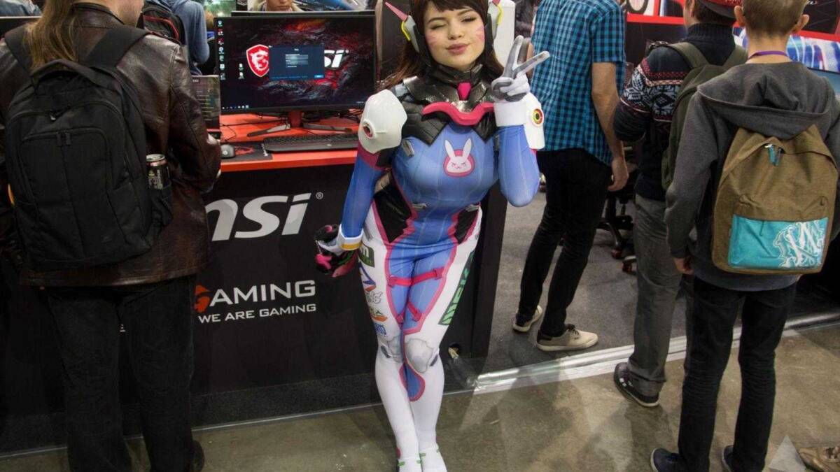 Косплей героини Overwatch в костюме с наушниками MSI