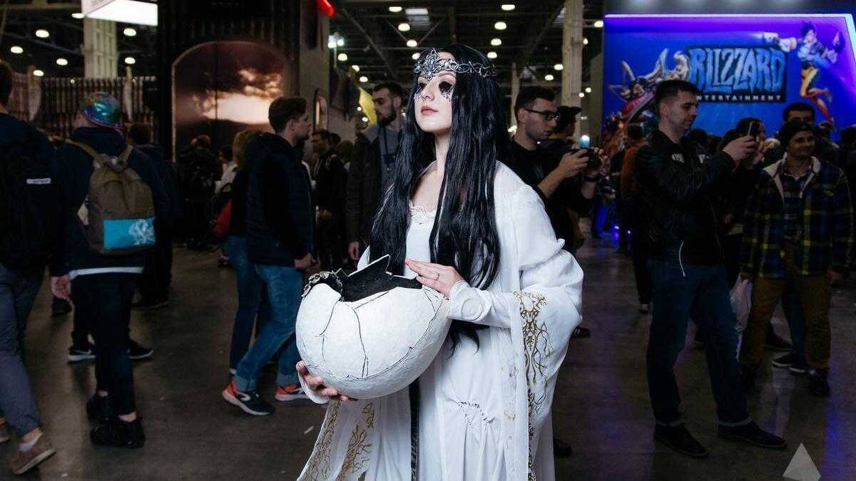 Косплей персонажа с черным макияжем и короной на ИгроМире 2017