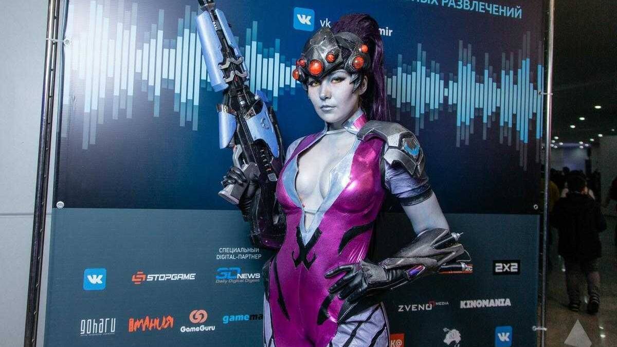 Косплей героини с футуристическим костюмом и оружием на конференции ИгроМир 2017