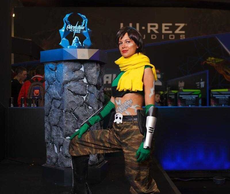 Косплей персонажа со кристаллом и камуфляжной одеждой на ИгроМир 2017