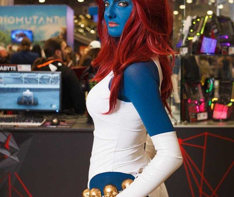 Косплей Человека-паука с синей кожей красными волосами и белым костюмом на Comic Con