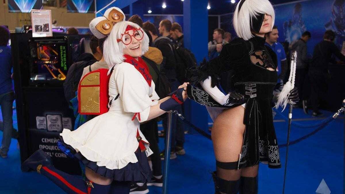 Косплей персонажей видеоигр в ярких костюмах на выставке ИгроМир 2017