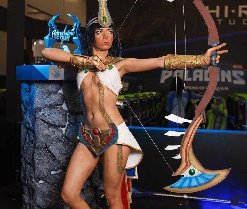 Косплей персонажа с луком и снаряжением на ИгроМир 2017