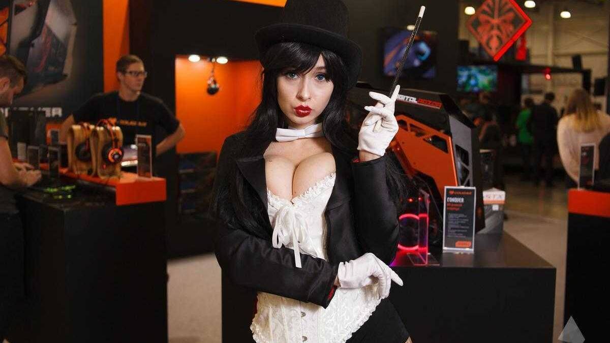 Косплей девушка в костюме леди с зонтами на ИгроМир 2017