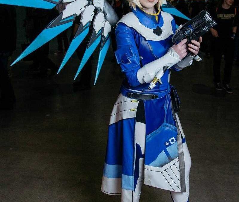 Косплей по персонажу Overwatch Диво с крыльями и оружием