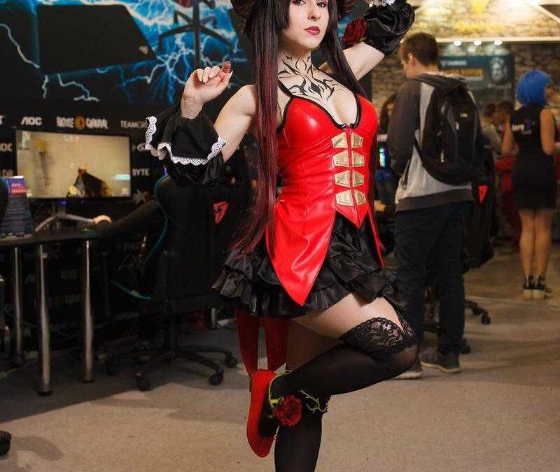 Косплей с рогами в костюме красного и черного с рыцарскими деталями