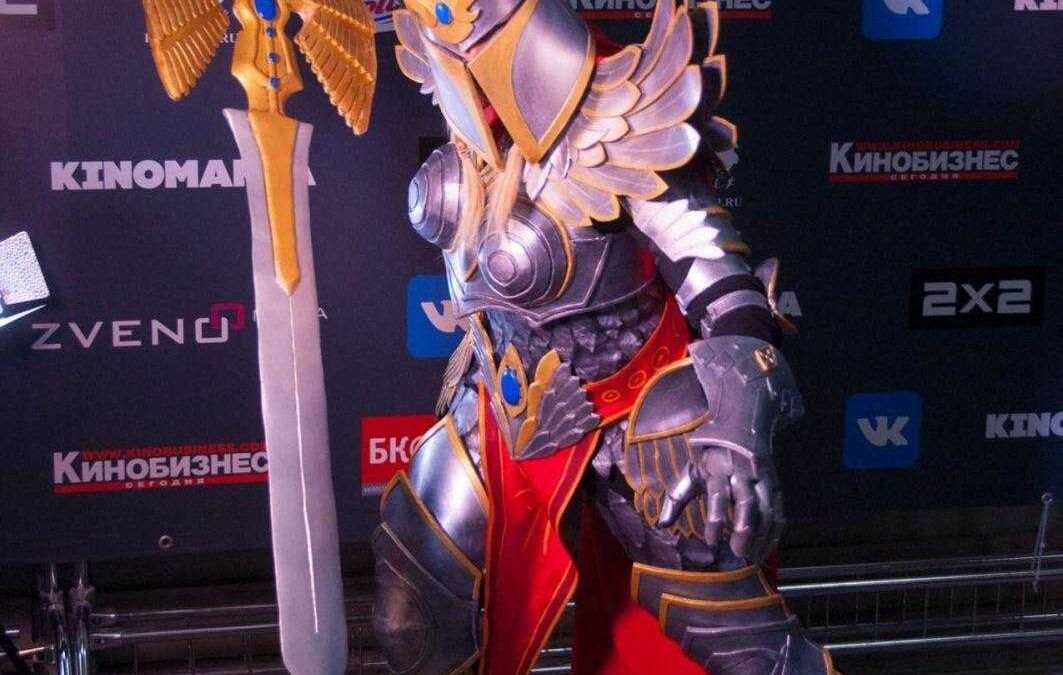 Косплей героя с латунным мечом в ярком антураже