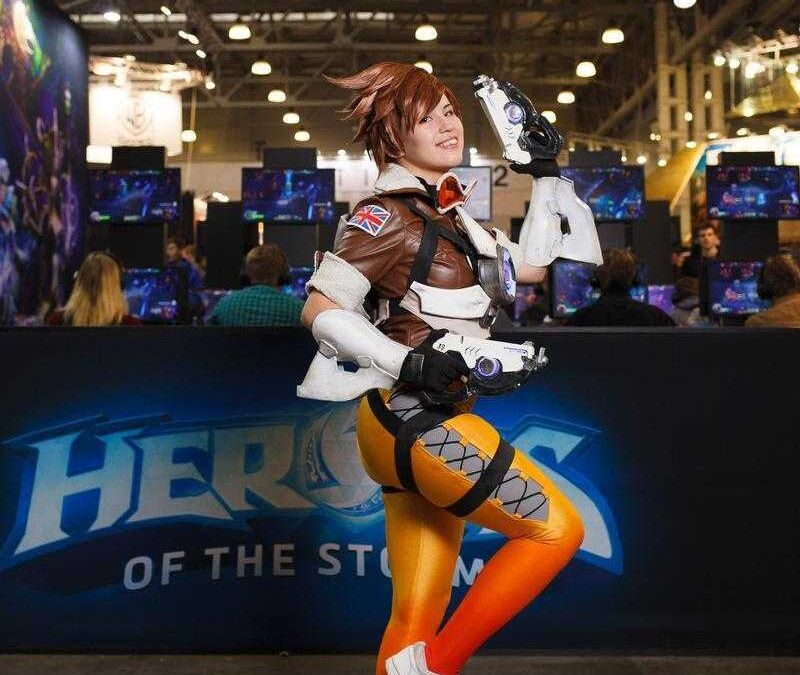 Косплей персонажа из игры Overwatch на ИгроМир 2017