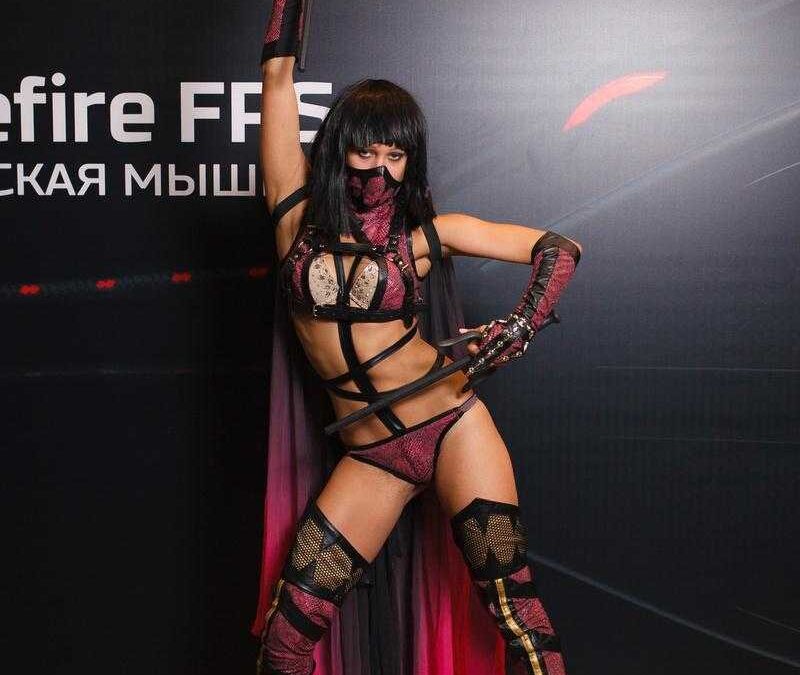 кастомизированный косплей на ИгроМир 2017 с оружием и костюмом