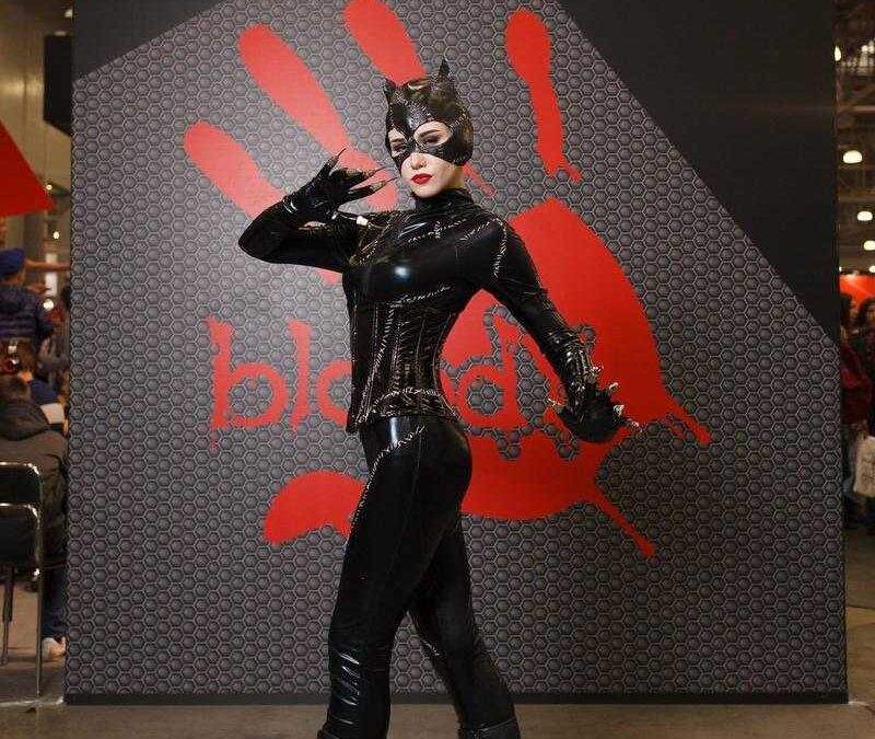 Косплей героини в латексном костюме с маской и ушами на ИгроМир 2017
