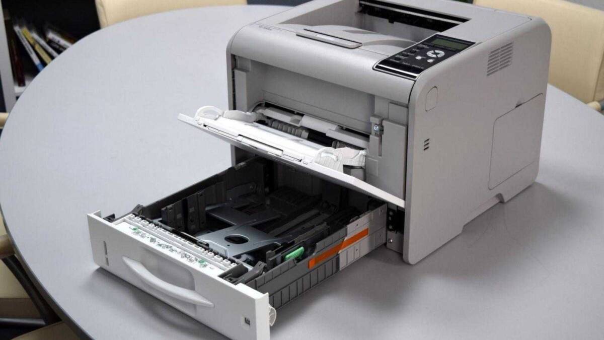 Обзор принтера Ricoh SP 450DN. Быстрая печать для офиса 18 Открытый лоток принтера Ricoh SP 450DN для печати