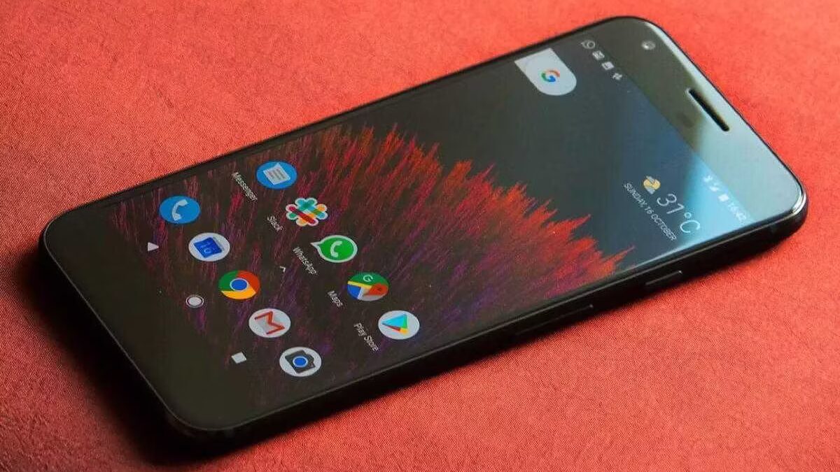 Смартфон Pixel 2 со включенным дисплеем и приложениями