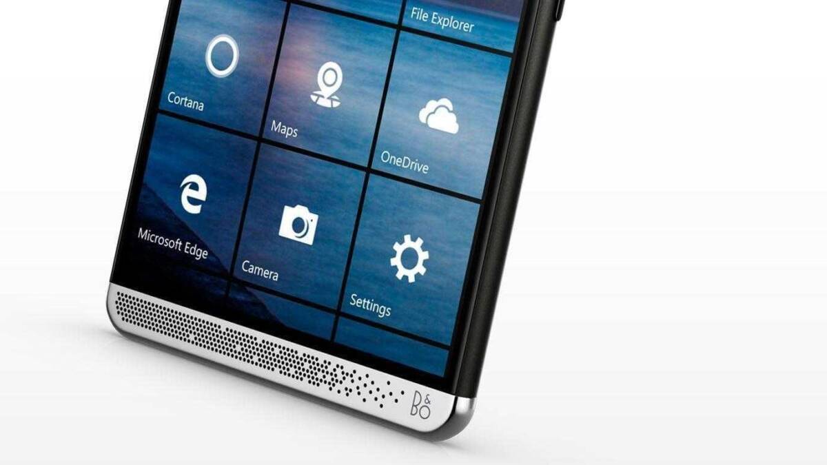 Фронтальный вид смартфона на Windows 10 Mobile с полосой отверстий для динамика