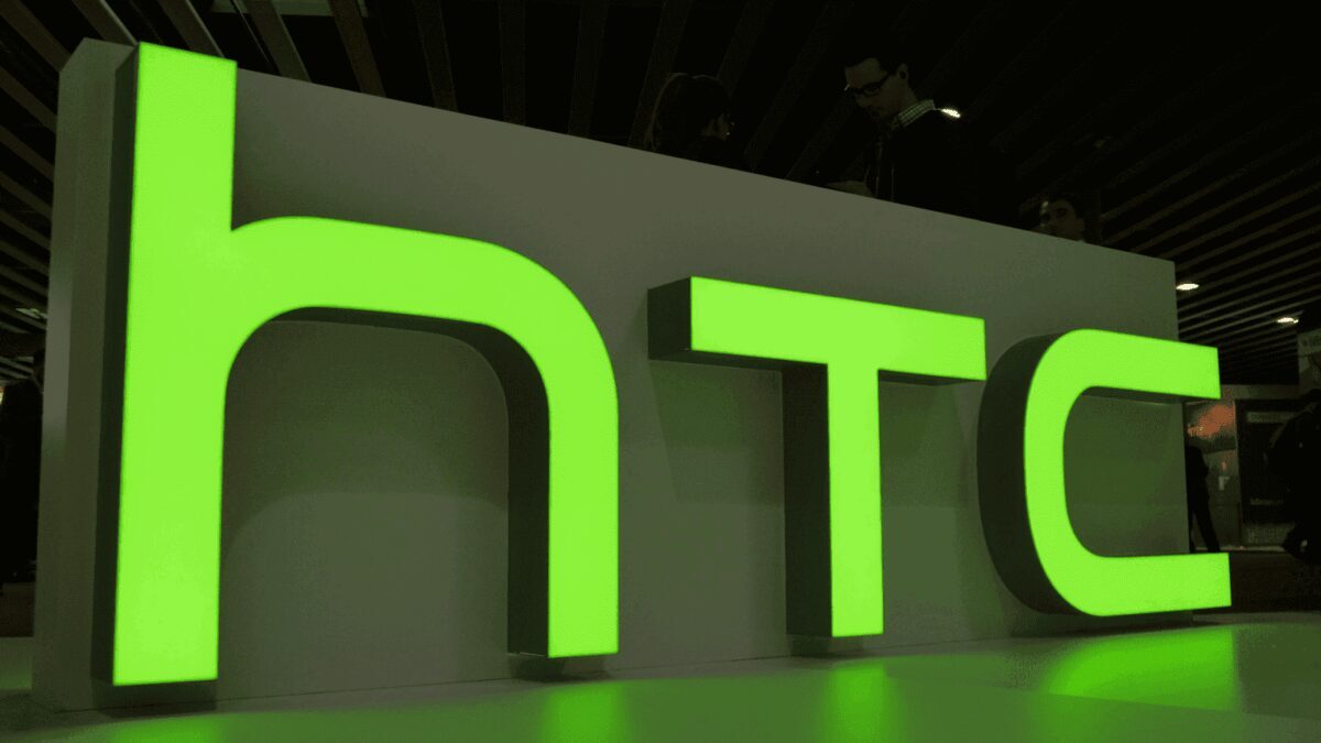 HTC U11 Plus показался на рендере 2 Вывеска HTC U11 Plus с ярко зелёной подсветкой крупными буквами