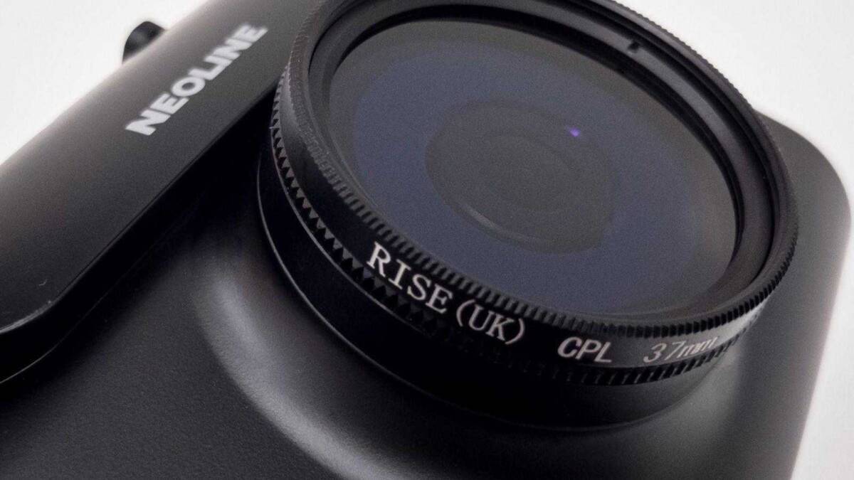 Сиди и смотри. Обзор видеорегистратора Neoline X-COP R700 15 Объектив камеры на черном игровом устройстве ИгроМир 2017