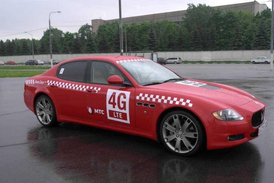 Красная машина с логотипами 4G LTE МТС и такси
