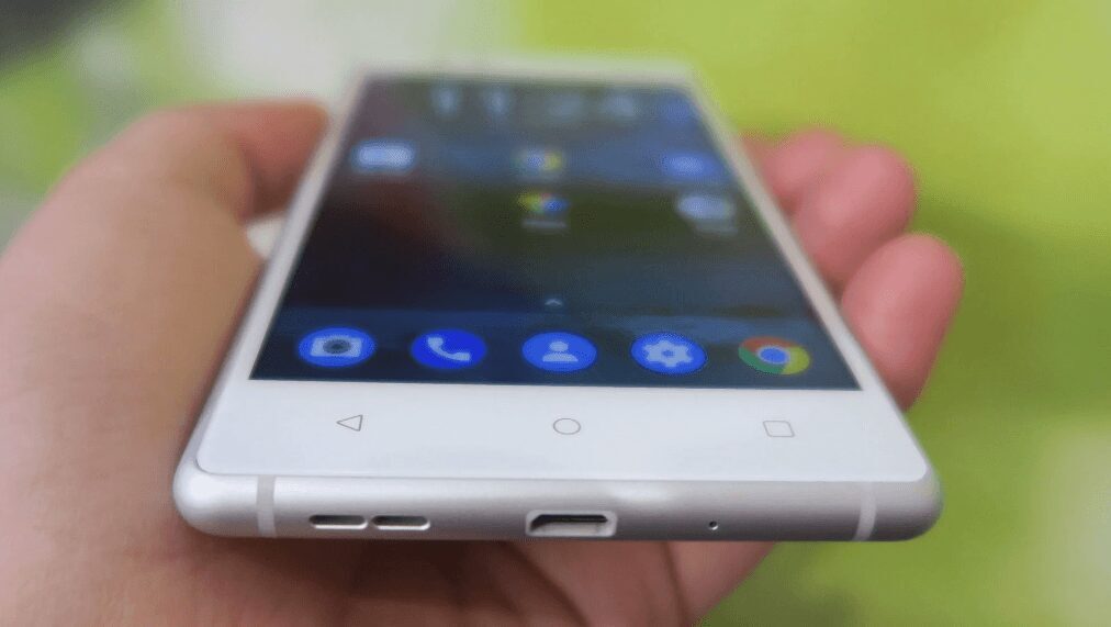 Смартфон Sony Xperia с белым корпусом и экраном в руке