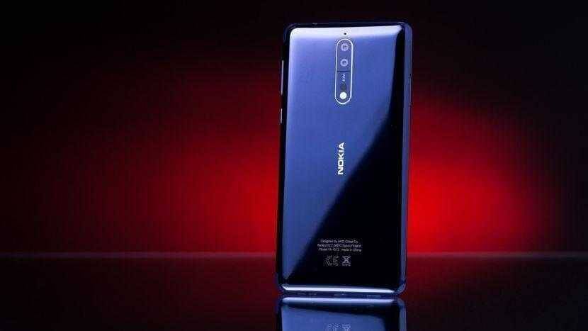Задняя панель Nokia 8 с тремя камерами и логотипом