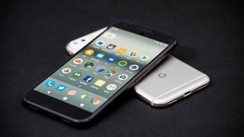 Google Photos ограничит загрузку для пользователей Pixel 2 после 2020 года 3 Смартфон Google Pixel 5 с отображением главного экрана