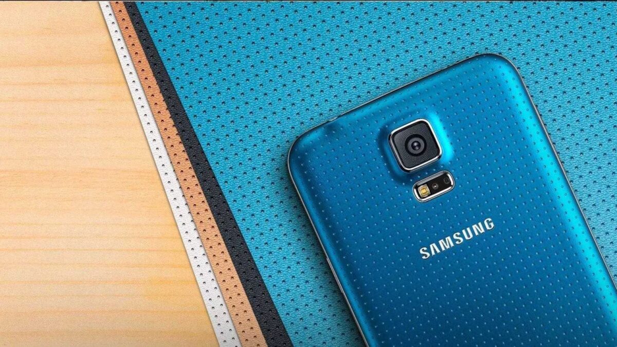 Задняя панель смартфона Samsung Galaxy S5 с голубым покрытием