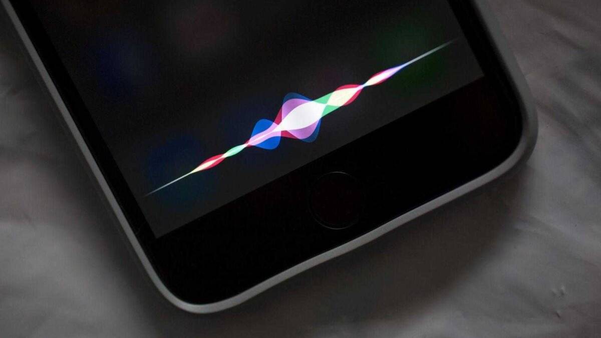 Айфон с дисплеем и голосовым интерфейсом Siri
