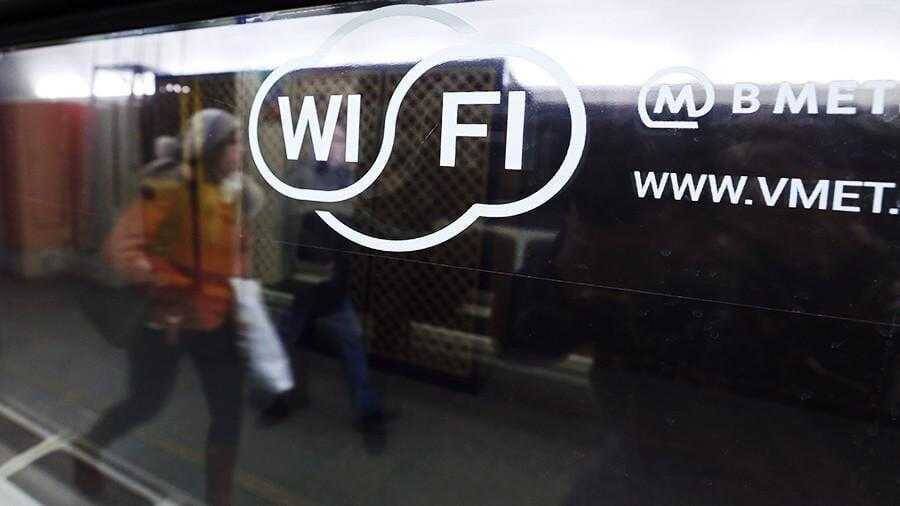 Знак Wi Fi на стекле метро Москвы с логотипом BMET
