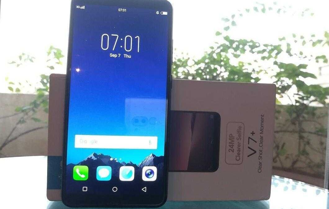 смартфон vivo V17 Pro сбоку и экран с интерфейсом