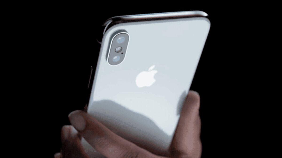 Задняя часть iPhone X с двойной камерой и логотипом Apple