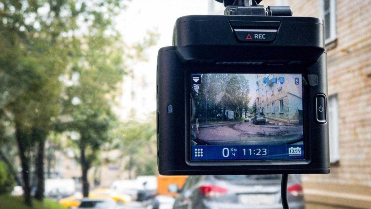 Сиди и смотри. Обзор видеорегистратора Neoline X-COP R700 20 Экшн-камера снимает улицу с дисплея спереди