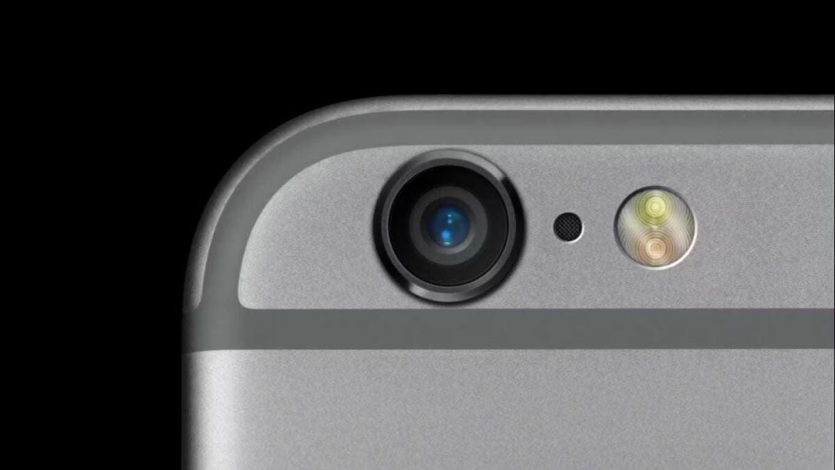 Камера iPhone с крупным планом и вспышкой