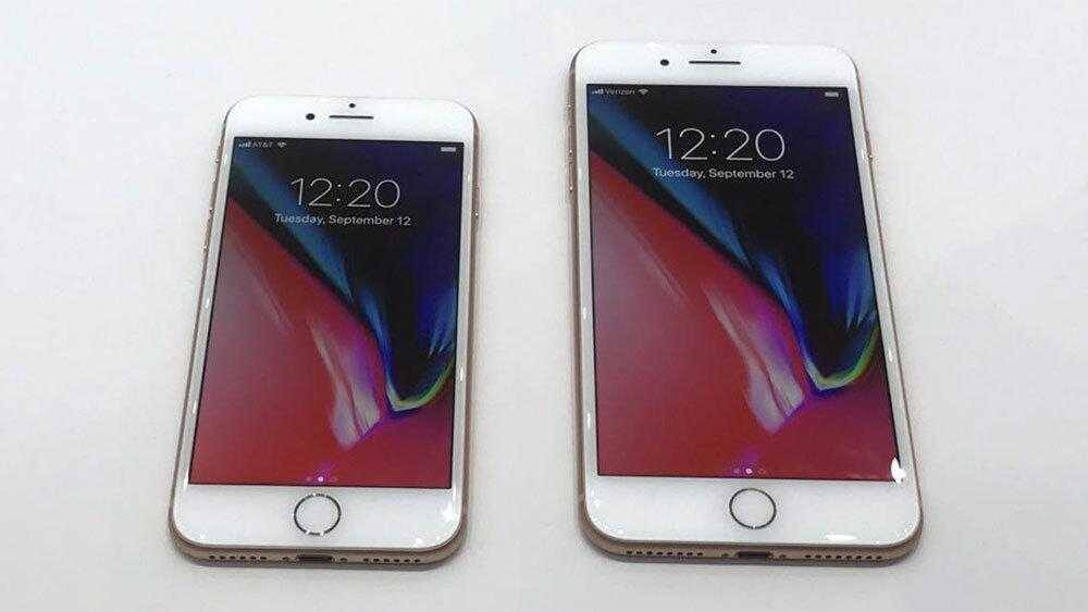 Два iPhone 8 разного размера на белом фоне