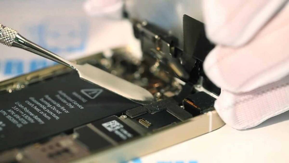 Samsung зарабатывает на новых iPhone 3 Логотип Sony Interactive Entertainment и AMD на фоне встречи двух специалистов, рукопожатие