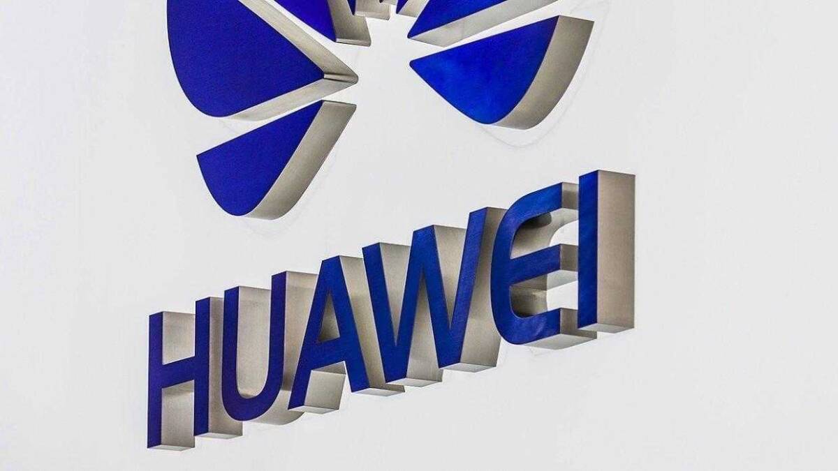 Логотип Huawei на белом фоне с тенью и цветом синего