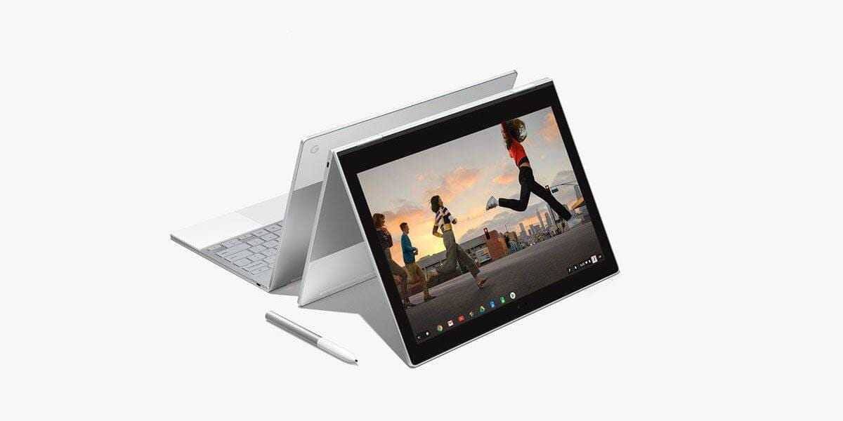 Планшет Google Pixelbook со стилусом и клавиатурой в разложенном положении
