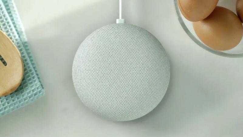 Устройство Google Home mini изображено сверху на столе