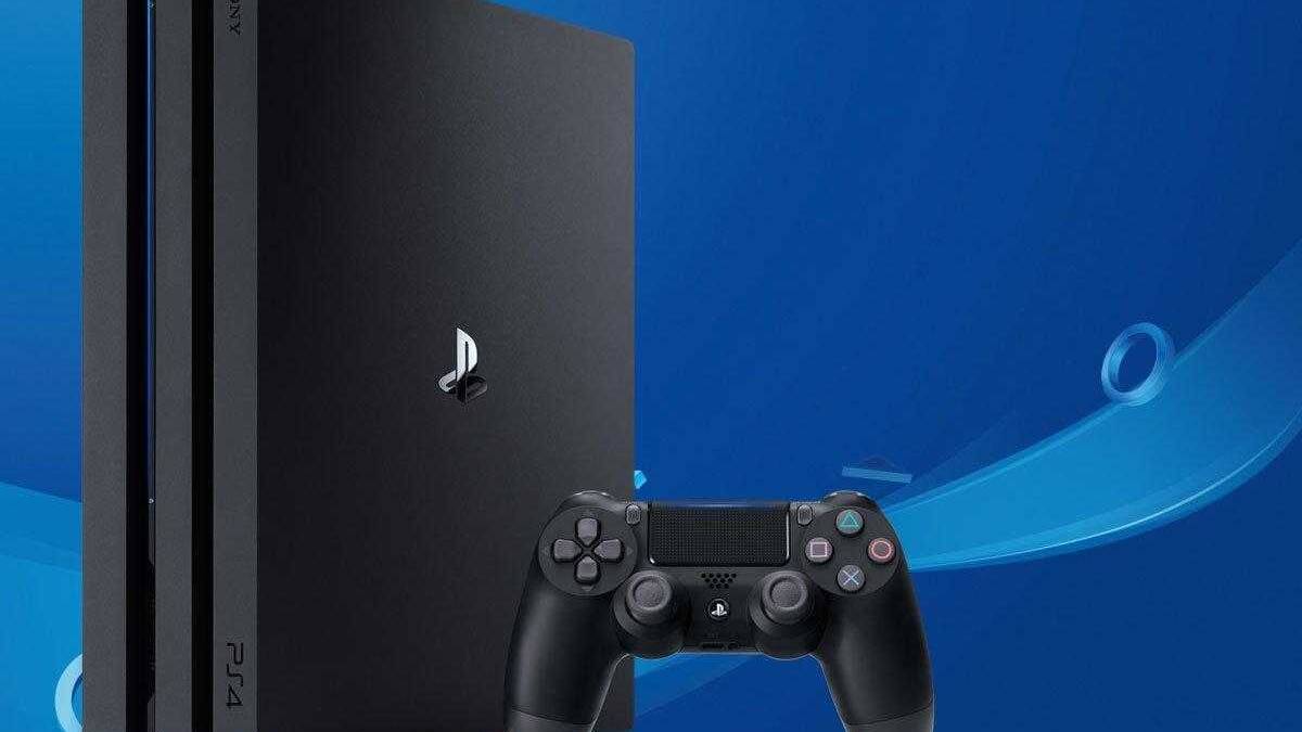 Игровая консоль PlayStation 4 с контроллером на фоне синего цвета