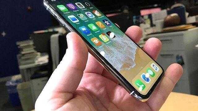 Крупный план iPhone X с поврежденным дисплеем