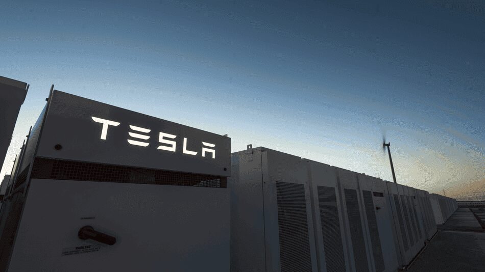 Вид на солнечные панели и большое оборудование Tesla для хранения энергии на крыше