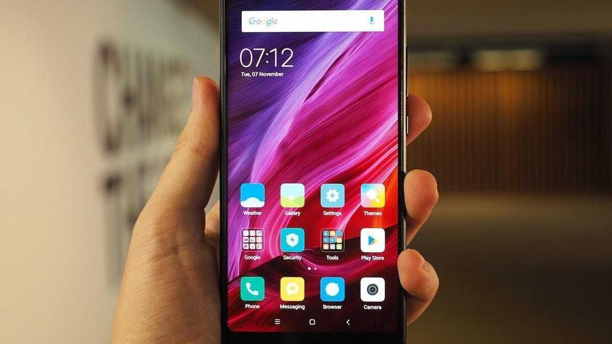 Мобильный телефон Xiaomi Mi Mix 2 с ярким интерфейсом