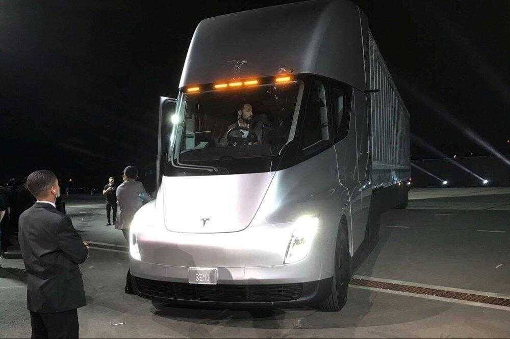 Электрический грузовик Tesla на ночной парковке