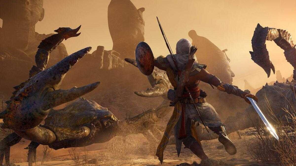Игроки Assassin’s Creed Origins недовольны новым патчем 5 Персонаж с серебряными волосами и мечом в боевой позе с гигантскими статуями в фоне