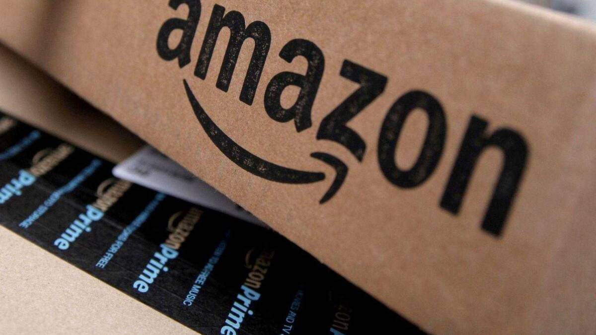 Упаковка Amazon Prime на коричневой коробке крупным планом