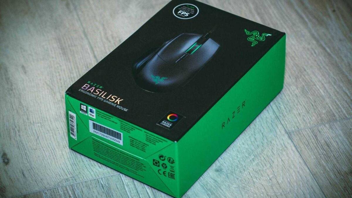 Коробка игровой мыши Razer Basilisk на деревянном полу