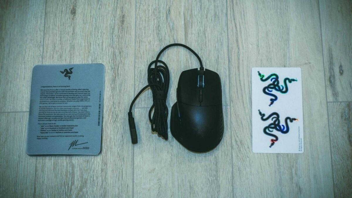 Мышь Razer Basilisk с кабелем и двумя карточками