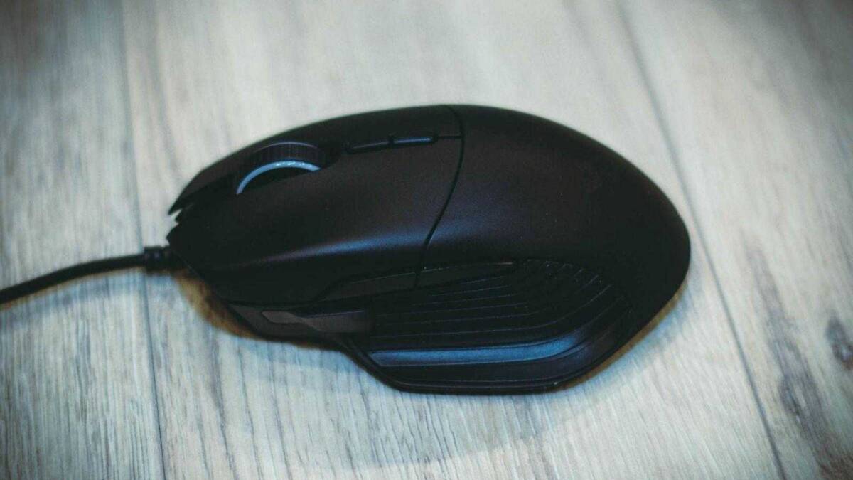 Проводная компьютерная мышь Razer Basilisk слева
