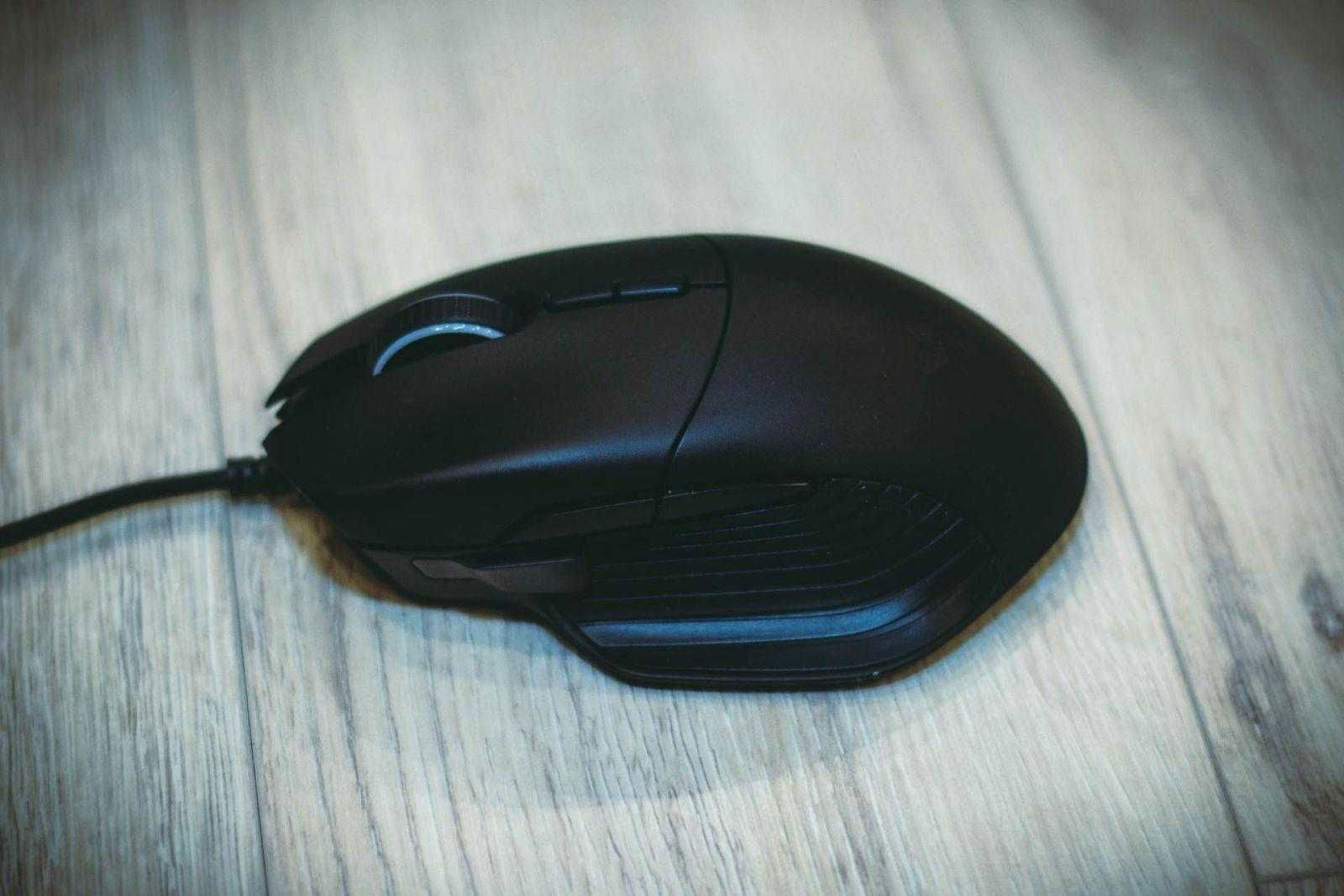 Мышка Razer Basilisk на столе Мышка Razer Basilisk на столе