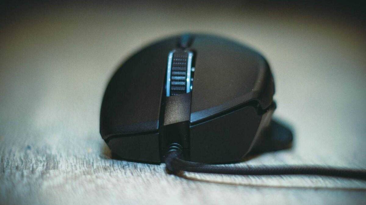 Компьютерная мышь Razer Basilisk с провода на поверхности